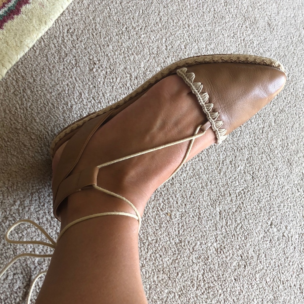 Adorable closed toe sandals with string to adjust! - Picture 4 of 4